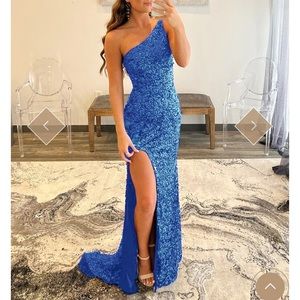 Mermaid Glitter One-Shoulder Backless Prom Dress With Sequins
Royal Blue / US10